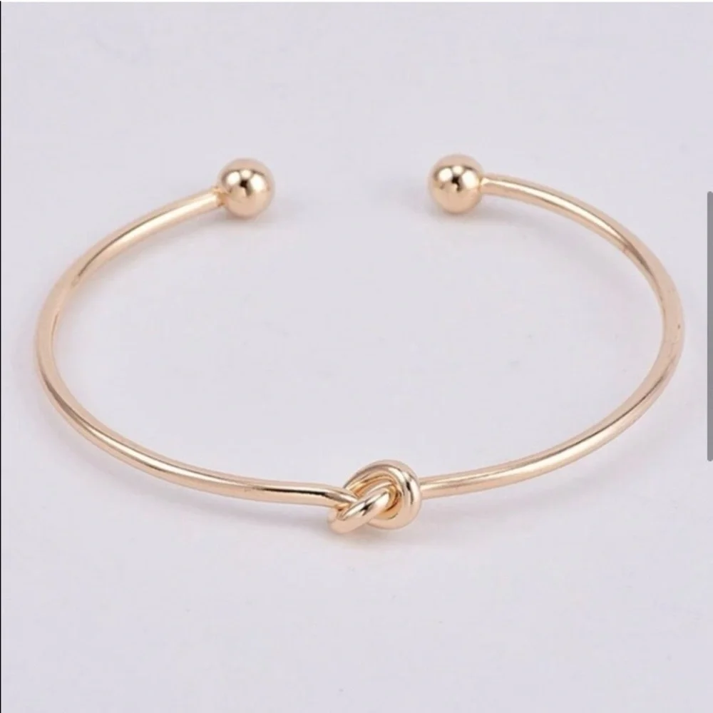 LAST ONE: Gold knot and arrow bangle cuff bracelet - Picture 3 of 6